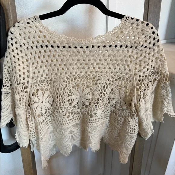 Rebellion Cream Cap-Style Cropped Blouse - Picture 4 of 6